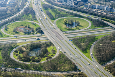 909154 Luchtfoto van het knooppunt Rijnsweerd te Utrecht, uit het noorden, met van onder naar boven de A27 en van links ...
